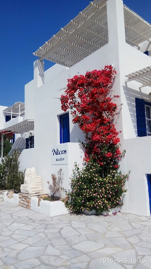 Front of property - Nicos Studios & Apartments (Paros)