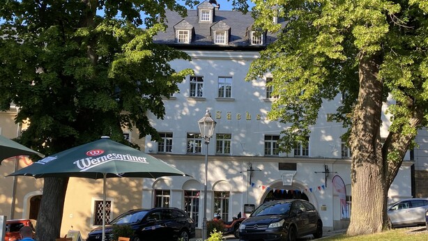 A building with a sign reading "Sächse". - Hotel Sächsischer Hof (Scheibenberg)