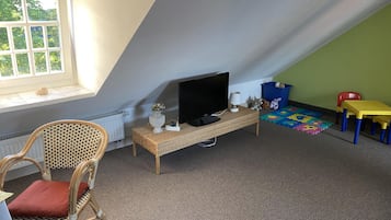 Svit | Vardagsrum | 39-tums LED-tv med kabelkanaler, tv och golvvärme