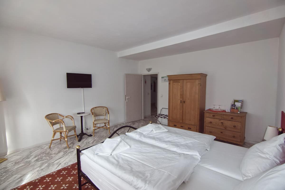 Eenvoudige tweepersoonskamer | Gratis babybedden, extra bedden, gratis wifi, beddengoed