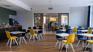 Desayuno buffet los fines de semana (EUR 15 por persona)
