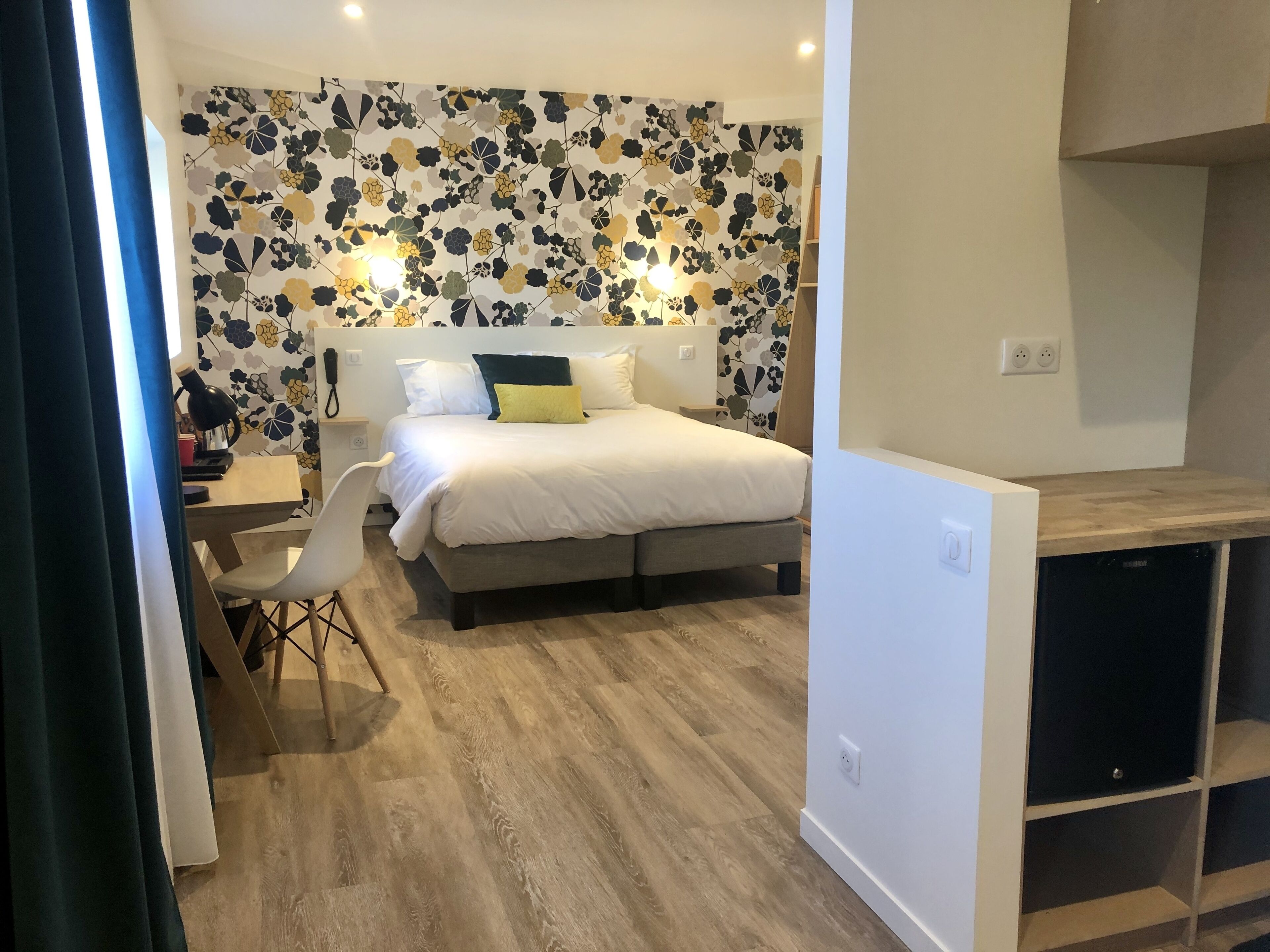 1 bedroom, premium bedding, desk, laptop workspace