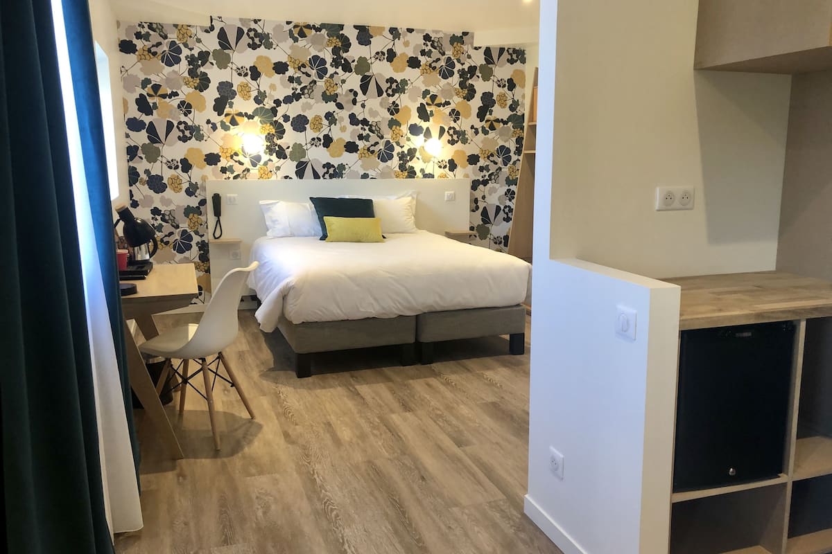 1 bedroom, premium bedding, desk, laptop workspace