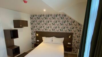 Ein modernes Schlafzimmer mit einem großen Bett, eingebauten Regalen und einer Wand mit Muster.