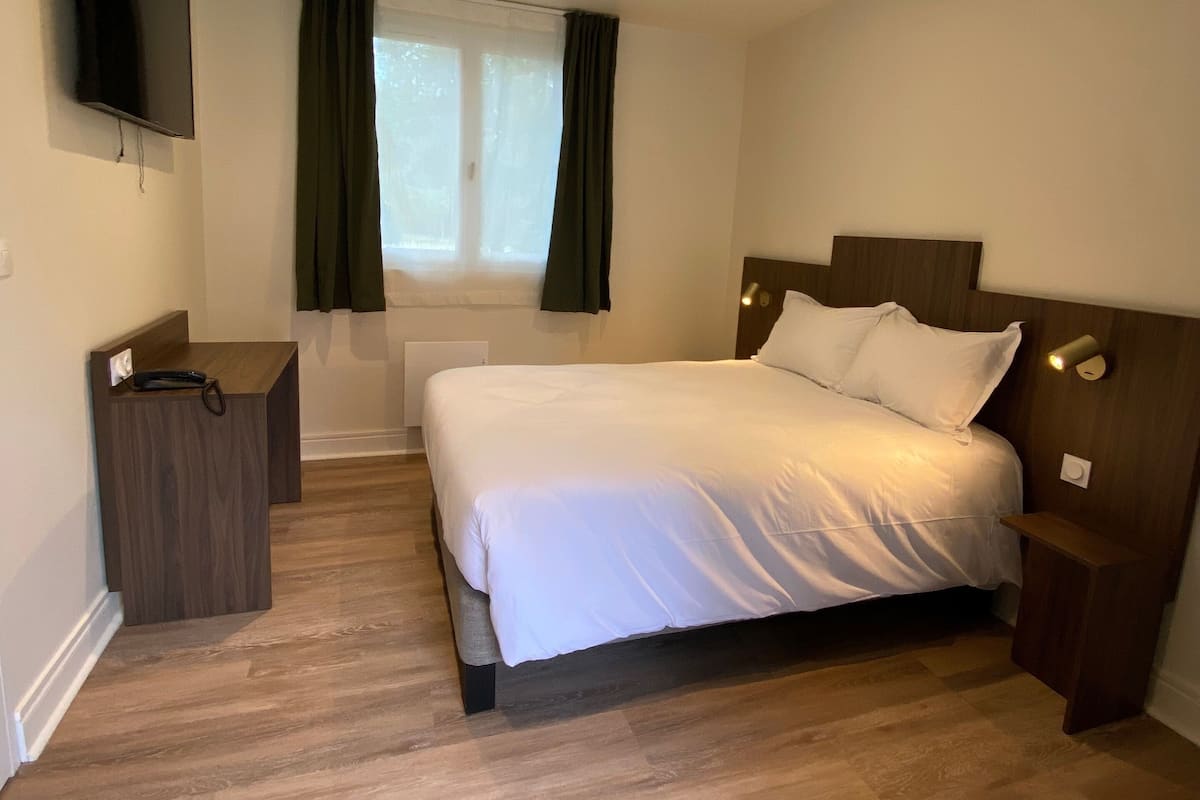 Kamar Double Ekonomi | Seprai premium, meja kerja, dan ruang kerja ramah laptop
