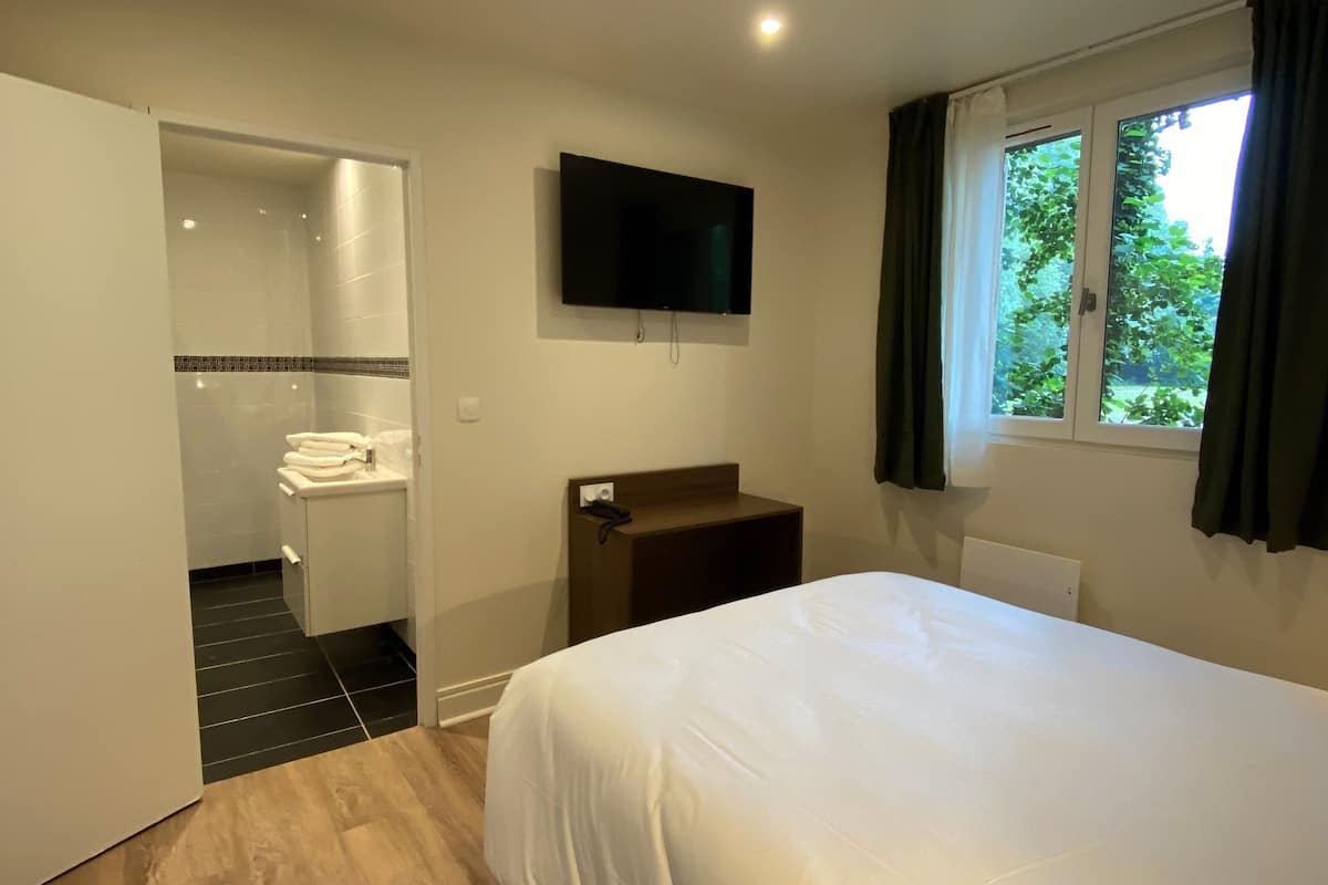 chambre jardin ((accessible by a staircase) | 1 bedroom, premium bedding, desk, laptop workspace