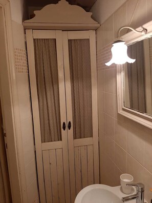 Combined shower/bathtub, hair dryer, bidet, towels