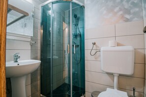 Ducha, artículos de higiene personal gratuitos y secador de pelo