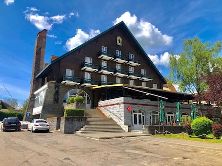 Fachada de la propiedad. Vila Ursul Negru