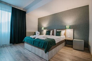 Schreibtisch, laptopgeeigneter Arbeitsplatz, kostenloses WLAN
