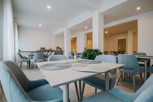 Päivittäinen buffetaamiainen (25 RON per henkilö)