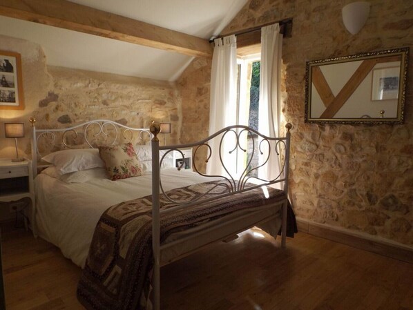 2 makuuhuonetta, silitysrauta/-lauta, Wi-Fi, vuodevaatteet