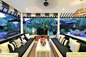 Villa, 4 habitaciones | Sala de estar | Televisión LCD 