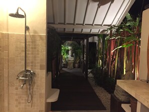 Villa, 3 Bedrooms | Bathroom | Hair dryer, towels, soap, shampoo - Villa Hangat (Seminyak)