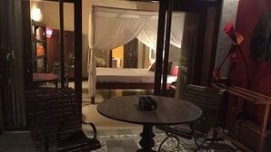 Una habitación con una cama, una mesa y un banco.