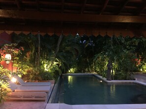 حمام سباحة خاص