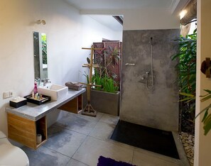 Villa, 5 habitaciones | Baño | Regadera, secadora de cabello, toallas, jabón 