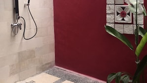 الدش داخل الحمام
