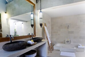 Villa, 3 Bedrooms | Bathroom | Hair dryer, towels, soap, shampoo - Villa Maxceo (Canggu)