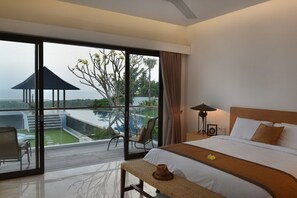 Een moderne hotelkamer met een groot bed, een bankje, een stoel en uitzicht op een zwembad en tuin door een glazen deur.