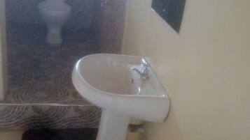 Single Room | Bathroom | Shower, rainfall showerhead, towels