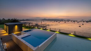 Una piscina al aire libre, sillones reclinables de piscina