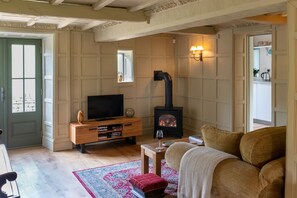Smart TV, fireplace, books, stereo - Characterful property in 5 acres of land above Hebden Bridge with private sauna (Hebden Bridge)