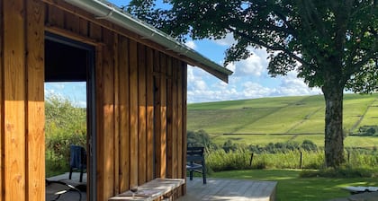 Propiedad con personalidad con 5 acres de tierra en las colinas sobre el puente Hebden