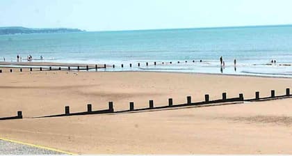 Inviting 7-bed House With sea Views in Hythe