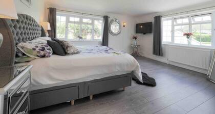 Inviting 7-bed House With sea Views in Hythe