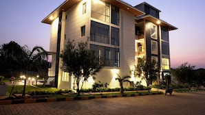 Front of property - evening/night - White Mist by Happy Retreats (Devanahalli)