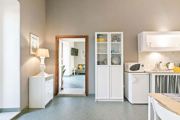 Réfrigérateur, micro-ondes, plaque de cuisson, bouilloire électrique