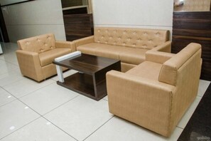 Lobby sitting area - Hotel Girdhar (Indore)