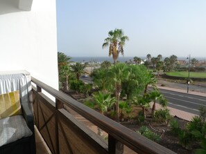 Unclassified image, 4 of 20, button - Amarilla Golf 1 Bed Apt Free Wifi, Stunning Sea, Golf, Marina and Mountain Views (San Miguel de Abona)