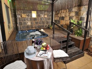 Classic Cabin | Terrace/patio - Love & Lemons (Yesod HaMa'ala)