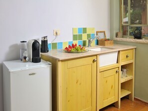 Frigorífico grande, microondas y máquina de café espresso