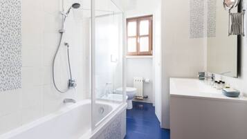 Badewanne, Haartrockner, Bidet, Handtücher