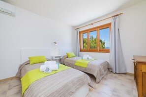 4 bedrooms, iron/ironing board, free WiFi, bed sheets