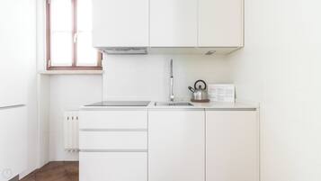 Een koelkast, een magnetron, een oven, een kookplaat