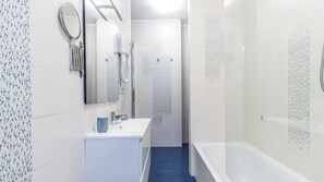 Badewanne, Haartrockner, Handtücher