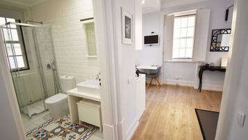 Deluxe Apartment, 1 Bedroom | Bathroom | Shower, free toiletries, hair dryer, towels