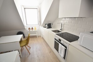 Superior-stúdíósvíta | Einkaeldhús | Ísskápur í fullri stærð, örbylgjuofn, bakarofn, eldavélarhellur