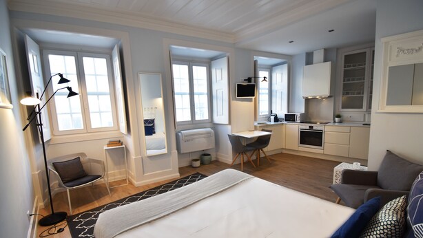 Deluxe Studio Suite | Memory foam beds, desk, soundproofing, WiFi (free) - Sophia Residences (Coimbra)