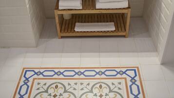 Deluxe Studio Suite | Bathroom | Shower, free toiletries, hair dryer, towels