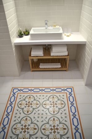 Deluxe Studio Suite | Bathroom