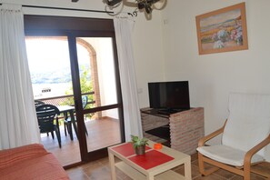 House, 2 Bedrooms, Smoking, Balcony | Living room - Accommodation Huetor (Vinuela)
