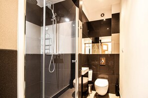 Comfort Apartment | Bathroom | Separate tub and shower, rainfall showerhead, free toiletries - Powisle Superior Apartment (Warsaw)