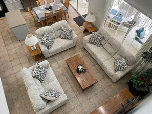 Smart-TV, DVD-spiller, fotballspill og bøker