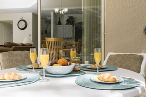 Dining - All 5 star reviews, 6 bed, 5.5 bath, 4 king en-suites, Free pool, spa heat! (Kissimmee)