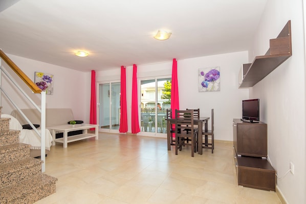 Apartment, 3 Bedrooms, Smoking, Patio | Room amenity